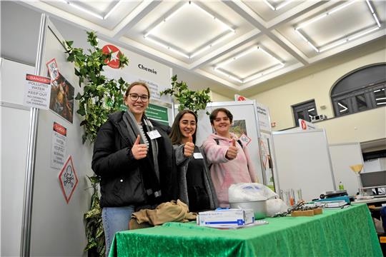 Die Wunstorfer Schülerinnen (v.l.) Jantje Kolberg, Daliya-Daylin Tas und Lea Zickenrott stellen chemisch-modifizierte Silbernanopartikel her, die anzeigen, ob Wasser mit Schwermetallen belastet ist. Foto: Ernst/TU Clausthal