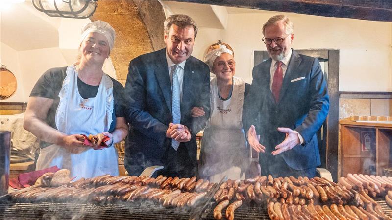 Kampf um die (Brat)Wurst? - Forscher finden uralte Urkunde Die „Wurstkuchl“ lockt nicht nur Bratwurstfan Markus Söder (CSU) an. (Archivbild)