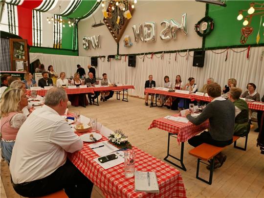 Die Wurstprüfungskommission prüft den Geschmack von Schweinswürsten.