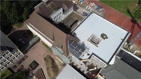 Die WvS-Baustelle hat sich in den vergangenen Wochen optisch kaum verändert, außer, dass der Kran mittlerweile abgebaut ist. Das liegt daran, dass jetzt innen gearbeitet wird.