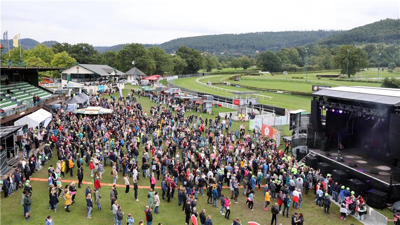 Das Bild zeigt Zuschauer im Sommer vor der Bühne bei einem Yellow-Jockey-Konzert vor der Galopprennbahn in Bad Harzburg.