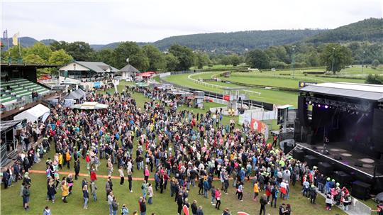 Das Bild zeigt Zuschauer im Sommer vor der Bühne bei einem Yellow-Jockey-Konzert vor der Galopprennbahn in Bad Harzburg.
