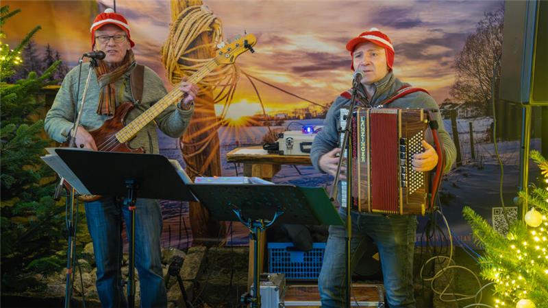 Die Zackels unterhalten die Gäste mit Live-Musik.