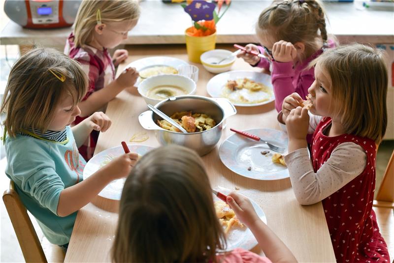 Mehr Ganztagsplätze für Krippenkinder in zwei Kitas Die Zahl an Krippenplätzen für die Ganztagsbetreuung soll in den städtischen Kitas schnellstmöglich erweitert werden. Außerdem will die Verwaltung das Essensgeld neu kalkulieren und dafür die monatliche Pauschale erhöhen. Archivfoto: Patrick Pleul/dpa