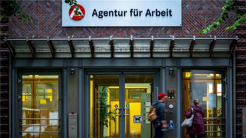 Die Zahl der Arbeitslosen in Bremen sinkt im April minimal. (Symbolbild)