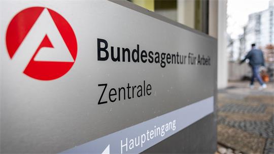 Die Zahl der Arbeitslosen in Deutschland ist im September wieder unter die Drei-Millionen-Grenze gefallen. (Archivbild)