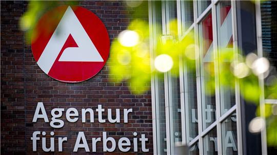 Die Zahl der Arbeitslosen in Niedersachsen ist saisonbedingt gesunken. (Archivbild)