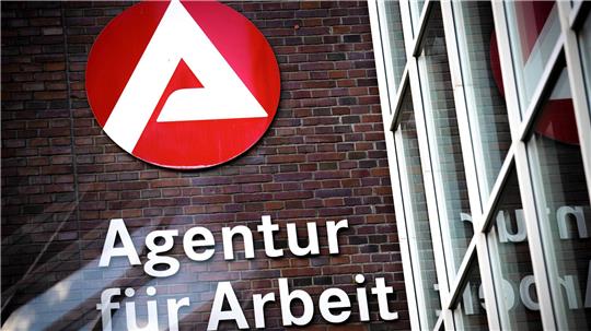 Die Zahl der Arbeitslosen sinkt im April in Niedersachsen leicht. (Archivbild)