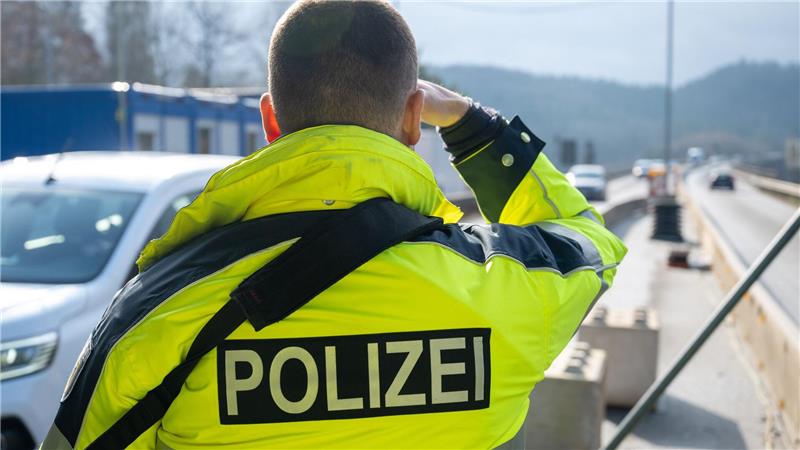 Trend setzt sich fort: Asylzahlen mehr als halbiert Die Zahl der Asylerstanträge ist zurückgegangen - das Bundesinnenministerium führt das auch auf Grenzkontrollen zurück. (Symbolbild)