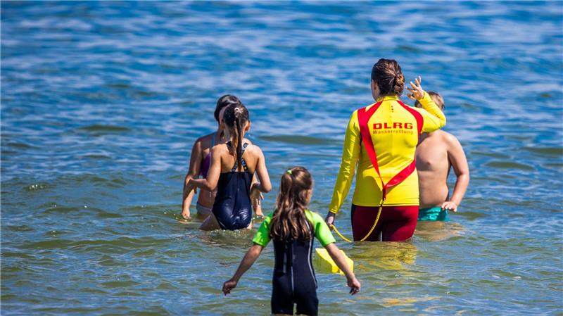 Die Zahl der Badetoten dürfte laut DLRG 2025 bei deutlich unter 400 liegen. (Archivbild)