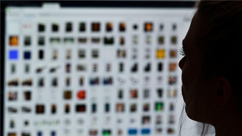 Die Zahl der Beschwerden über kriminelle Inhalte im Internet in Deutschland ist im vergangenen Jahr auf einen neuen Rekordwert gestiegen. (Archivbild)