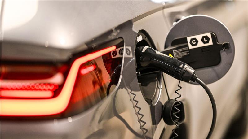 Fast zwei Millionen Elektroautos auf der Straße Die Zahl der Elektroautos auf deutschen Straßen nähert sich zwei Millionen.