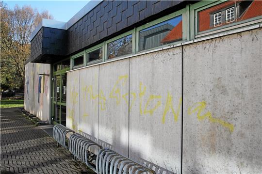 Die Zahl der Farbschmierereien in Braunlage wie im Bild auf der Turnhalle des Schulzentrums hat 2023 enorm zugenommen. Und keine der Taten ist von der Polizei aufgeklärt worden. Archivfoto: Eggers