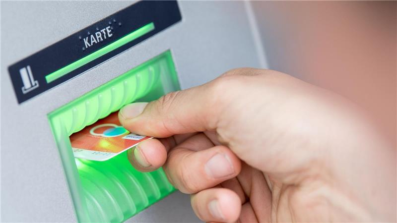 Zahl der Geldautomaten in Deutschland fällt unter 50.000 Die Zahl der Geldautomaten in Deutschland sinkt spürbar. (Archivbild)