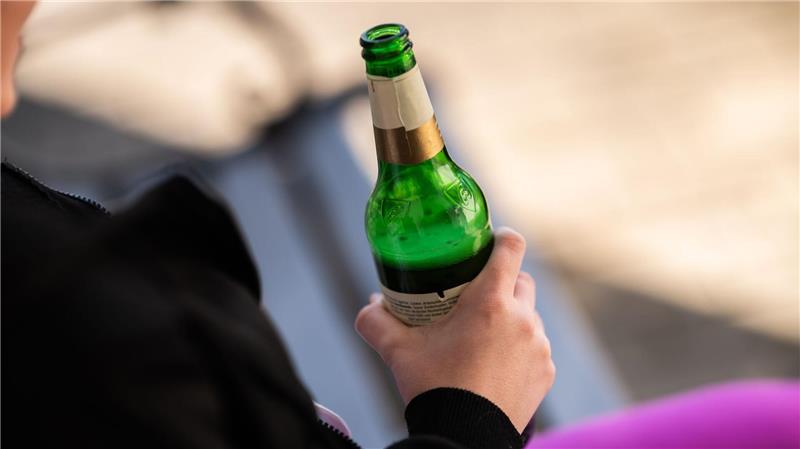 Die Zahl der Kinder und Jugendlichen in Niedersachsen, die nach Alkoholmissbrauch in einem Krankenhaus behandelt werden musste, ist zuletzt um rund sechs Prozent gesunken. (Symbolbild)