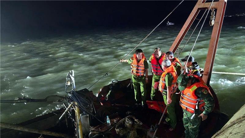 Nach Bootsunglück in Vietnam steigt Opferzahl auf 38 Die Zahl der Opfer stieg auf 38.