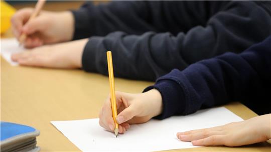 Die Zahl der Schüler mit Einwanderungsgeschichte steigt. (Archivbild)