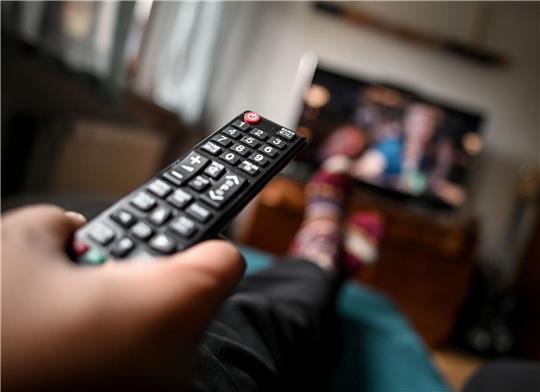 Die Zahl der TV-Zuschauer ist auch am populären Fernsehabend Sonntag deutlich rückläufig.