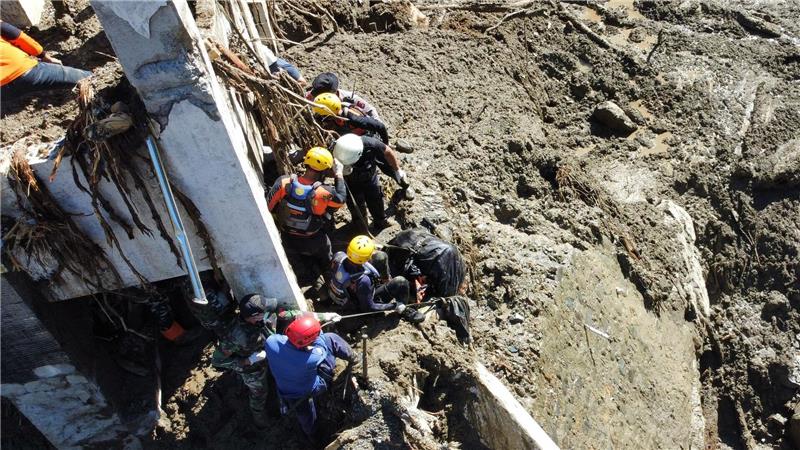 Die Zahl der Toten auf Sumatra steigt weiter - und viele Menschen werden noch vermisst.