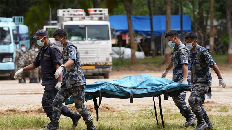 Neue Flutgefahr im Himalaya - Direktor als Retter gefeiert Die Zahl der Toten steigt immer weiter.