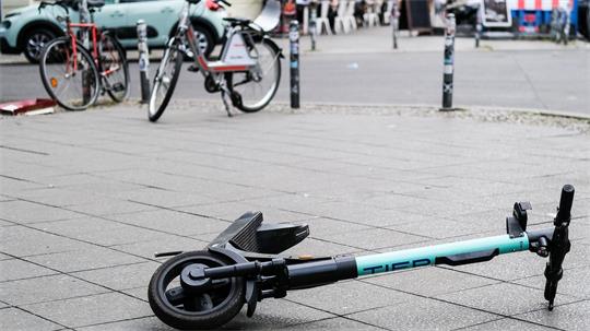 Die Zahl der Unfälle mit E-Rollern hat zugenommen. (Symbolbild)