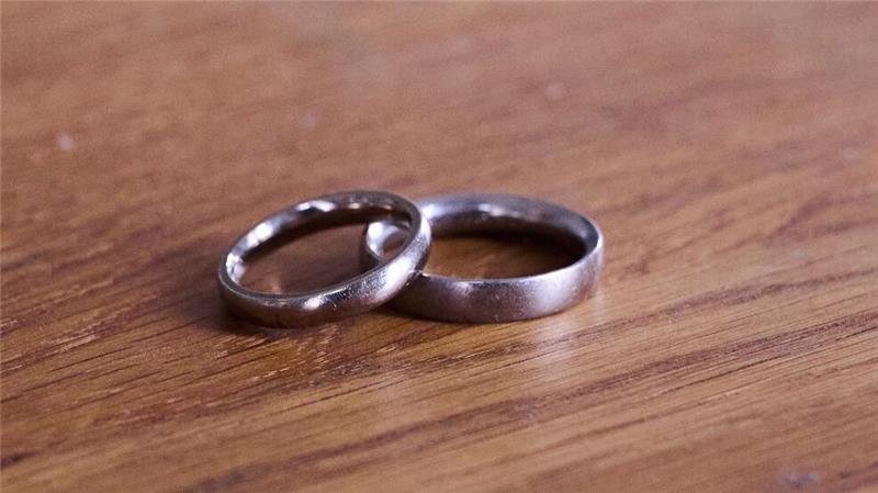Nur noch die Hälfte aller Erwachsenen ist verheiratet Die Zahl der Verheirateten ging in den vergangenen 30 Jahren stark zurück. (Symbolbild)