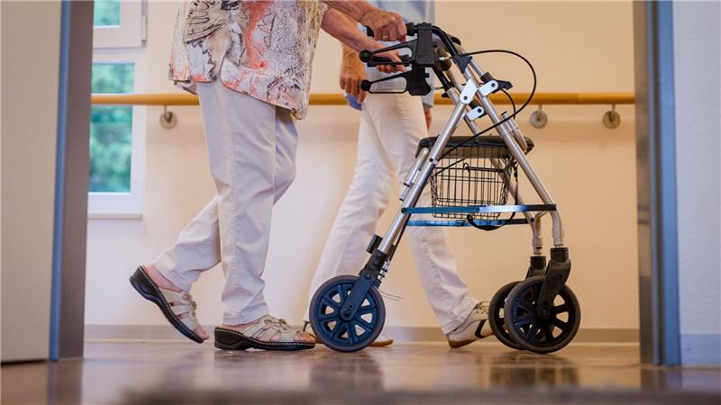 Pflegekassen rechnen 2026 mit einer Milliarde Euro Defizit Die Zahl der als pflegebedürftig eingestuften Menschen steigt. (Archivbild)