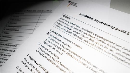 Die Zahl der in Deutschland gestellten Asylanträge ging 2025 deutlich zurück. (Illustration)