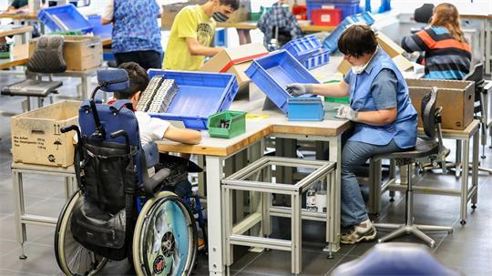 Die Zahl der schwerbehinderten Beschäftigten ist im Jahr 2024 in Deutschland erneut gestiegen (Archivbild). 