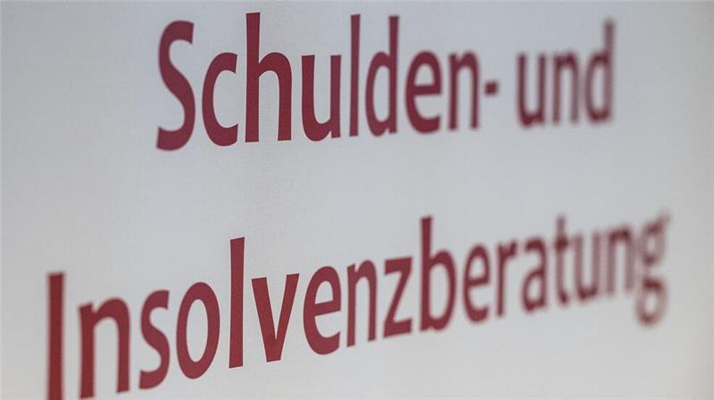 „Angst-Sparen“ drückt auf die Überschuldung in Deutschland Die Zahl der überschuldeten Menschen ist immer noch hoch.