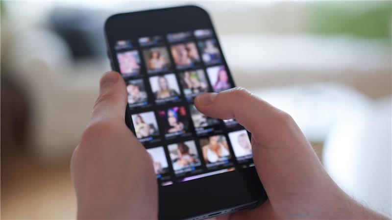 Die Zahl der von digitaler Gewalt betroffenen Mädchen und Frauen steigt - Niedersachsen will dagegen vorgehen. (Symbolbild)
