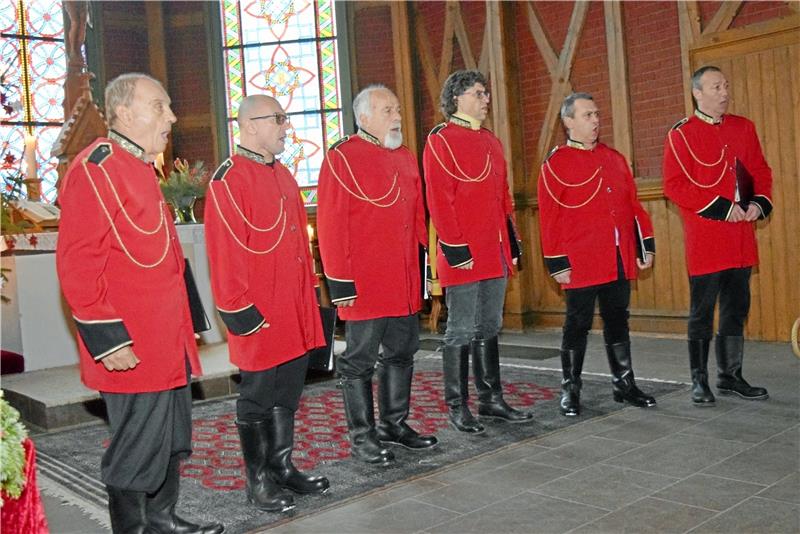 Don-Kosaken überraschen mit deutschen Liedern Die Zarewitsch Don Kosaken singen die Zarenhymne „Auf viele Jahre“. Foto Breutel