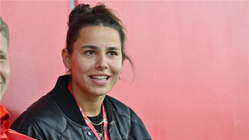Finale mit Krebs-Bezwingerin Grohs? Bayern-Coach bleibt vage Die Zeit wird knapp: Ob es Lena Oberdorf noch zur EM schafft, ist alles andere als sicher.