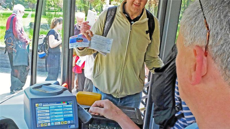 Die Zeiten sind bald vorbei: Bis Mitte 2025 soll in Braunlage die digitale Gästekarte eingeführt werden und dann müssen die Urlauber nur noch beispielsweise ihr Smartphone vorzeigen, um kostenlos per Hatix Bus fahren zu können.