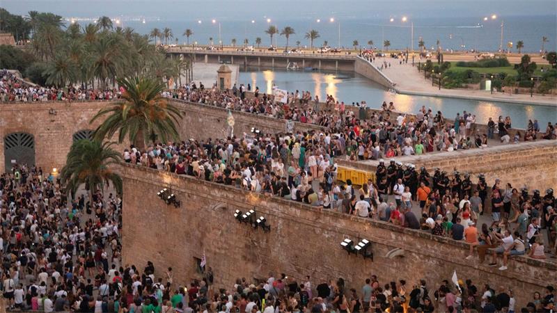 Rekord-Demo - Mallorca protestiert gegen „Tourismus-Tsunami“ Die Zeitung „Última Hora“ sprach von einem „Menschenmeer“.