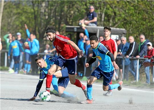 Die Zellerfelder Wadih Abu Ghanam (li.) und Anis Bensaif müssen hier TuS-Spieler Mohamed Bayoumy ziehen lassen. Am Ende aber siegt der FCZ im Spitzenspiel mit 4:3.  Foto: Neuendorf