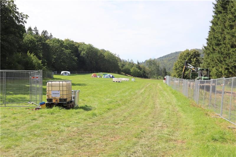 Technik für 900.000 Euro bei „Rock am Beckenrand“ Die Zeltwiese am Rand des Waldes liegt einige Hundert Meter vom Luftkurort entfernt. Bisher stehen noch wenige Zelte. Das ändert sich am Donnerstag. Foto: Neddermeier