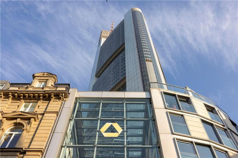Commerzbank verspricht Aktionären Milliardenausschüttung Die Zentrale der Commerzbank in Frankfurt am Main.