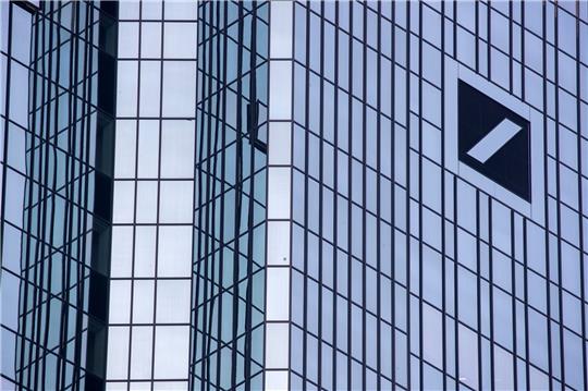 Die Zentrale der Deutschen Bank im Frankfurter Bankenviertel: Die Übertragung des Kundengeschäfts der Postbank auf die Computersysteme der Deutschen Bank hat nicht reibungslos funktioniert.