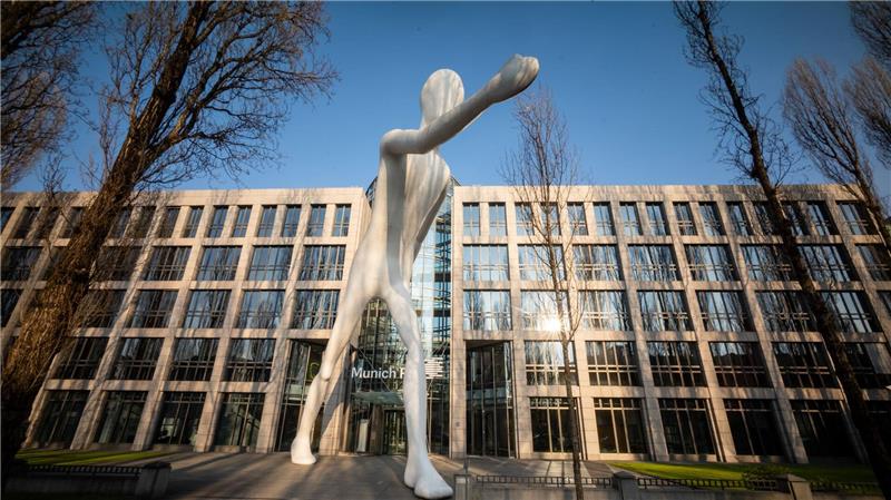 Munich Re: Cyberkriminalität richtet immer mehr Schaden an Die Zentrale der Rückversicherung Munich Re. Ihre Fachleute haben die weltweite Entwicklung der Cyberkriminalität im Blick. (Archivbild)