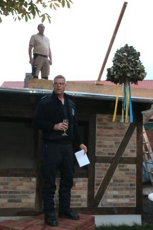 750 Stunden Ehrenamt: So entstand das „Kleine Spritzenhaus“  Die Zeremonie zum Richtfest übernehmen Ortsbrandmeister Matthias Hartlich und Zimmermann Siegfried Schier (auf dem Dach).