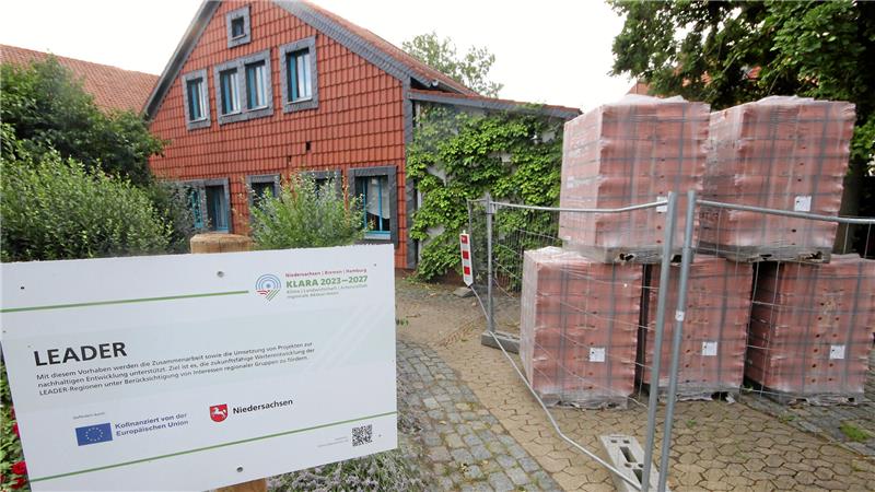 Sanierung nimmt Fahrt auf: Neues Dach für den Gielder Feier-Saal Die Ziegel für das neue Dach liegen am Franz-Tasler-Haus bereits bereit.