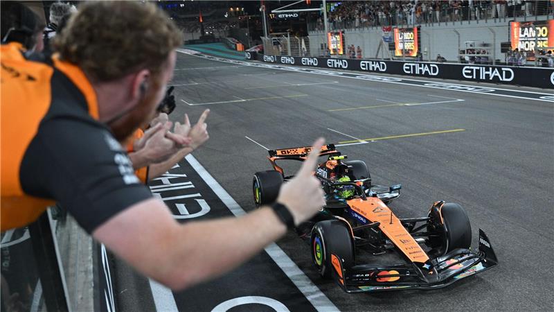 Norris-Liebeserklärung mit Tränen nach dem WM-Triumph Die Zieldurchfahrt zum WM-Titel.