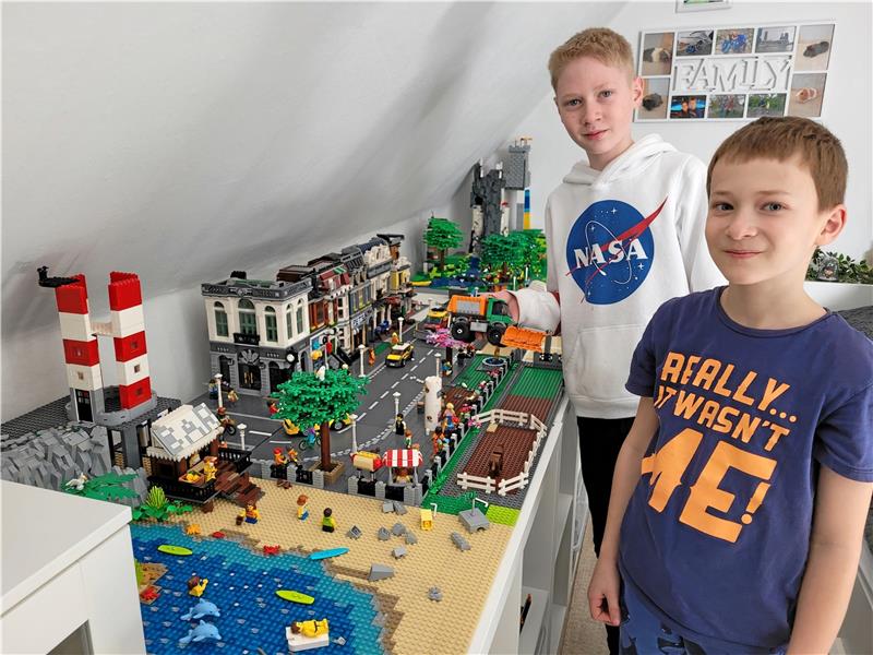 Die Zimmer von Janis (links) und Jonas Ströhlein sind voll von Lego – hier zu sehen das Langzeit-Projekt des zwölfjährigen Janis.  Fotos: Exner