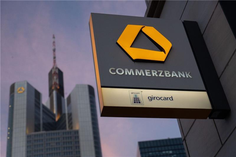 Commerzbank hält Kurs auf Milliardengewinn Die Zinserhöhungen im Euroraum und der Konzernumbau geben der Commerzbank Rückenwind.