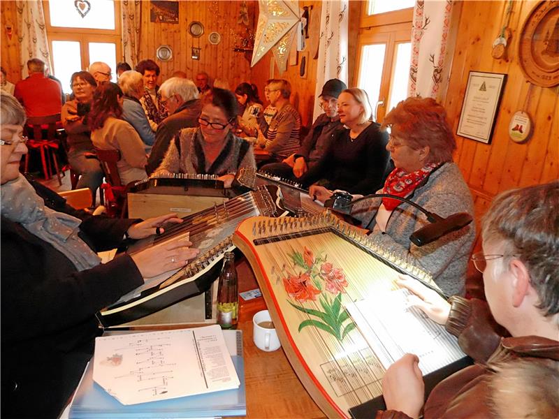 Advent in der Hütte und Weihnachtsmärkte locken Die Zitherspielerinnen (v.li.) Heidi Hesse (am Bildrand), Ingrid Schmidt, Uschi Schwertfeger und Ute Hesse unterhalten die Besucher in der Harzklubhütte Hahausen mit Weihnachtsliedern.