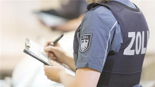 Die Zollbeamten erwischen einen Arbeiter ohne Aufenthaltstitel.