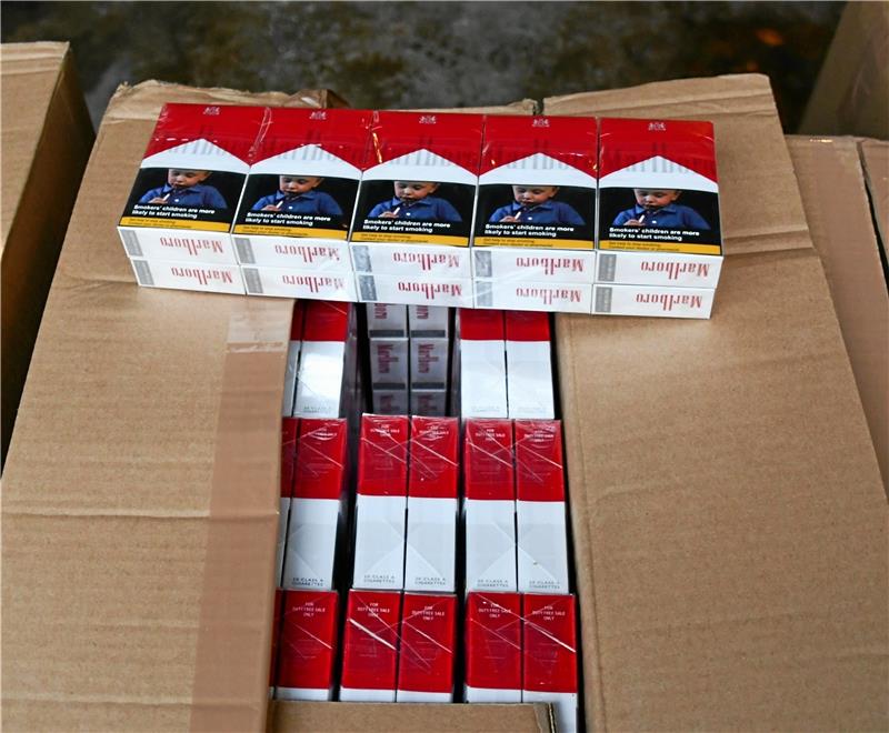 Die Zollfahndung stellt in einem anderen Verfahren Zigaretten mit dem Spitznamen „Little Putin“ sicher, wie sie auch der Angeklagte vertrieben haben soll.  Foto: Zollfahndungsamt Hannover