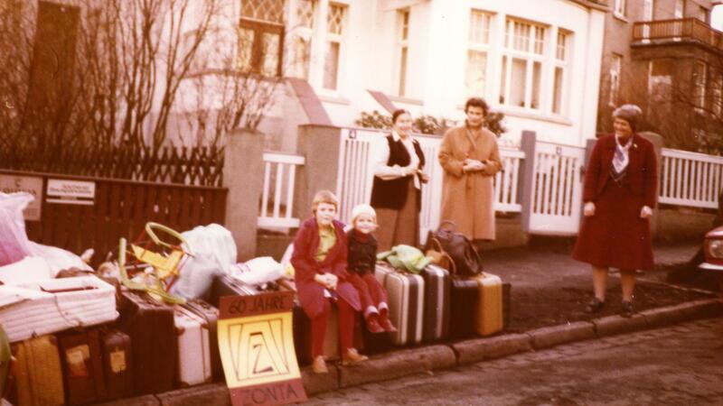 Zonta-Club Goslar feiert sein 50-jähriges Bestehen Die Zontians engagierten sich besonders in der Friedlandhilfe. Hier eine Aufnahme aus dem Dezember 1981 mit gesammelten Hilfsgütern.
