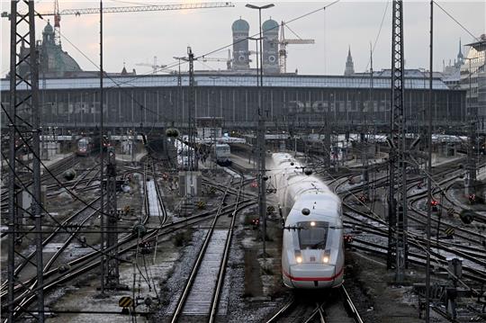 Die Züge der Deutschen Bahn sind nicht immer pünktlich.
